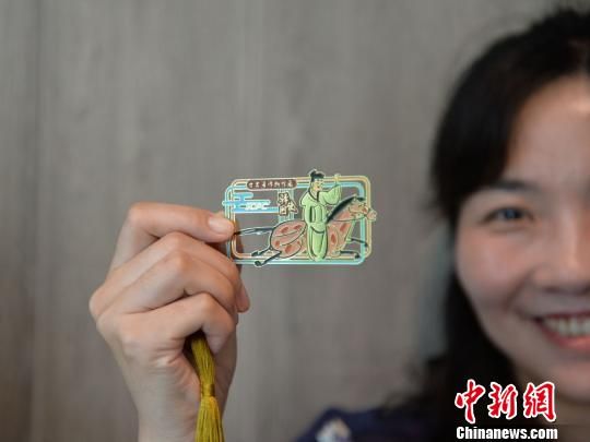 絲路主題餐廳內(nèi)推出的文創(chuàng)產(chǎn)品?！＄娦?攝