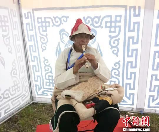 圖為瑪曲縣非遺彈唱藝術(shù)?！＄娦?攝