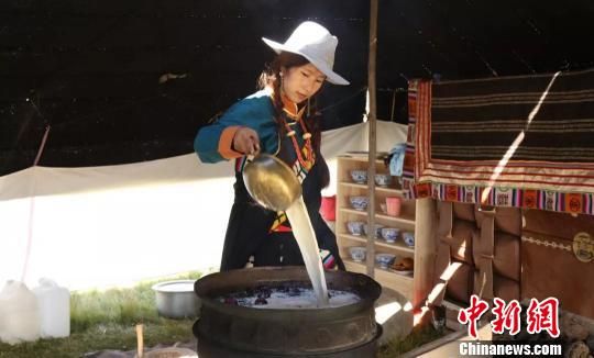 圖為展示瑪曲藏民族傳統(tǒng)特色美食制作工藝?！＄娦?攝