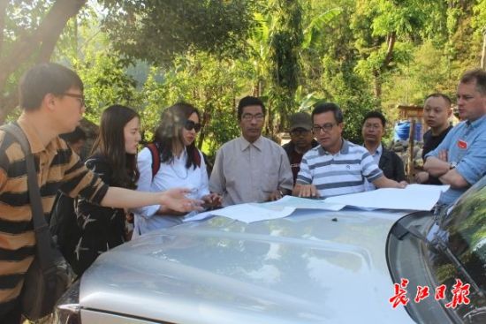 在尼泊爾，武漢市土地利用和城市空間規(guī)劃研究中心設(shè)計(jì)團(tuán)隊(duì)現(xiàn)場(chǎng)踏勘。(武漢市土地利用和城市空間規(guī)劃研究中心 供圖)