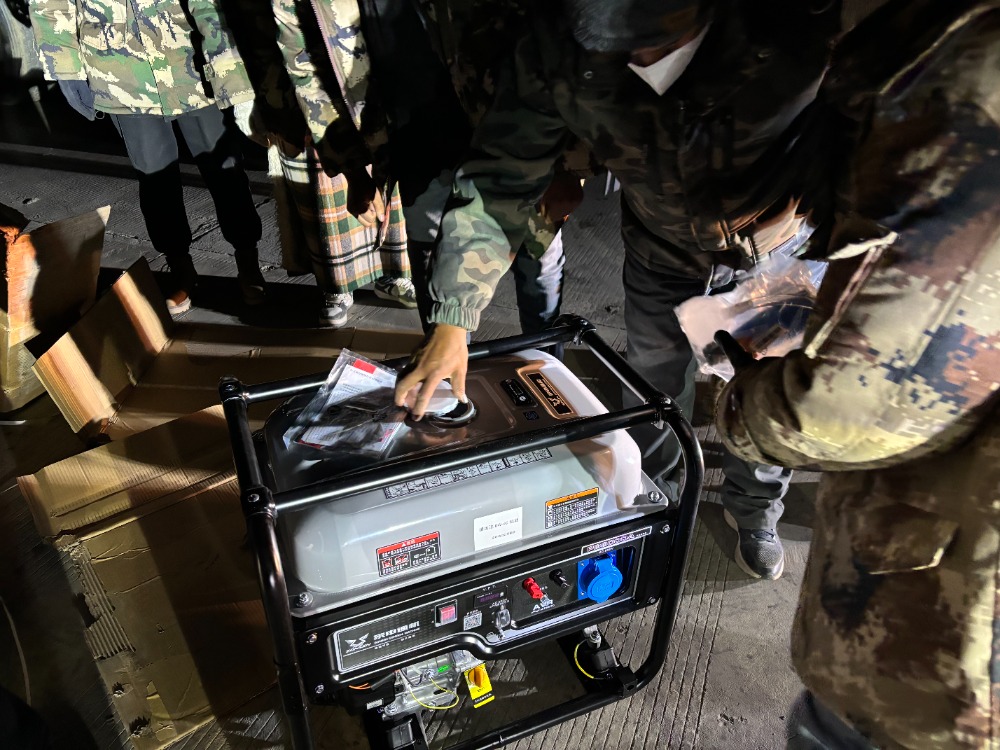 震區(qū)所需 重慶所能！重慶首批救援物資跨越千里抵達(dá)雪域高原