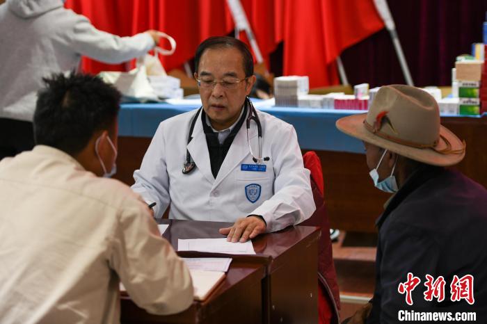 北京大學(xué)人民醫(yī)院心臟中心副主任、博士生導(dǎo)師王偉民為農(nóng)牧民問診?！〗w波 攝