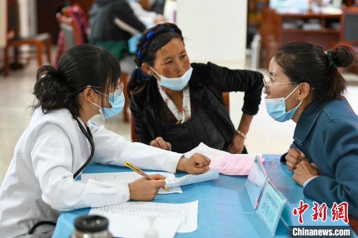 因不少農(nóng)牧民不會(huì)普通話，義診活動(dòng)現(xiàn)場，鄉(xiāng)政府為每位醫(yī)生配了一名翻譯?！〗w波 攝