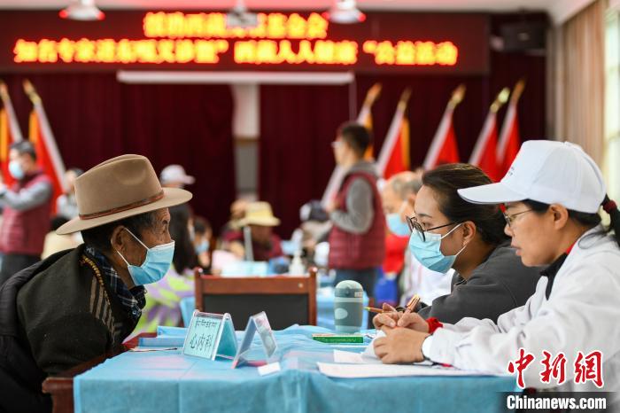 圖為9月11日，西藏日喀則桑珠孜區(qū)東嘎鄉(xiāng)義診現(xiàn)場?！〗w波 攝