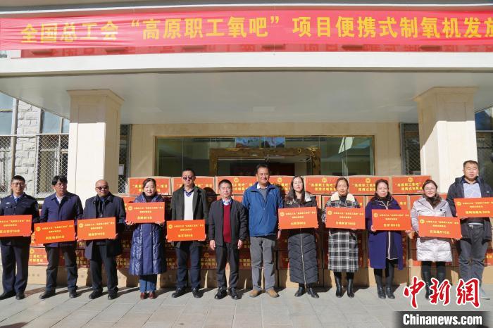 圖為發(fā)放儀式現(xiàn)場(chǎng)。　王李 攝