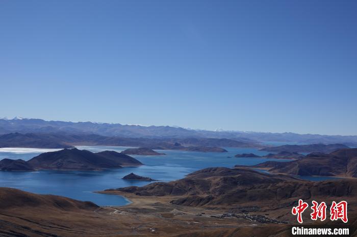 冬日羊卓雍措：湖水湛藍(lán)，如詩如畫