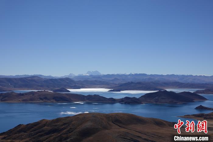 圖為從海拔約5000米的魯日拉觀景臺(tái)俯瞰羊湖?！∪轿木?攝