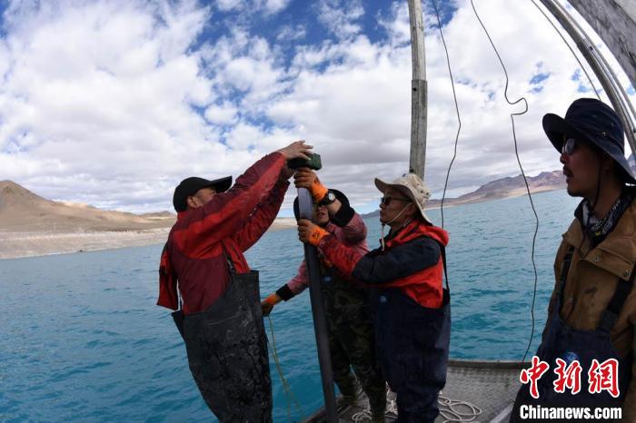 科考隊員在湖泊鉆探平臺上包裝采集的巖芯樣品?！?lt;a target='_blank' ><p  align=