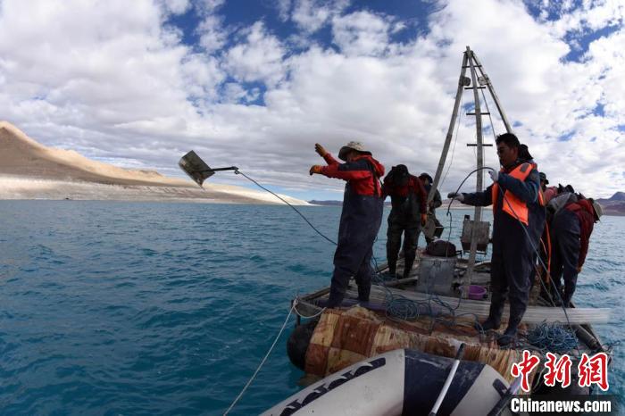 科考隊員在湖泊鉆探平臺上拋固定平臺的錨。　<a target='_blank' ><p  align=