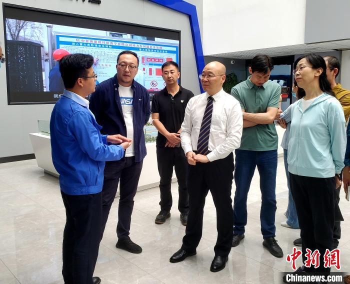 圖為全國(guó)政協(xié)委員、農(nóng)工黨青海省委主委王昆(中)在企業(yè)調(diào)研?！」鶟M福 供圖