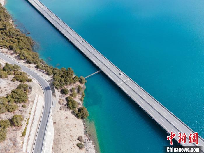 圖為西藏林拉高等級公路多布湖段風光?！〗w波 攝