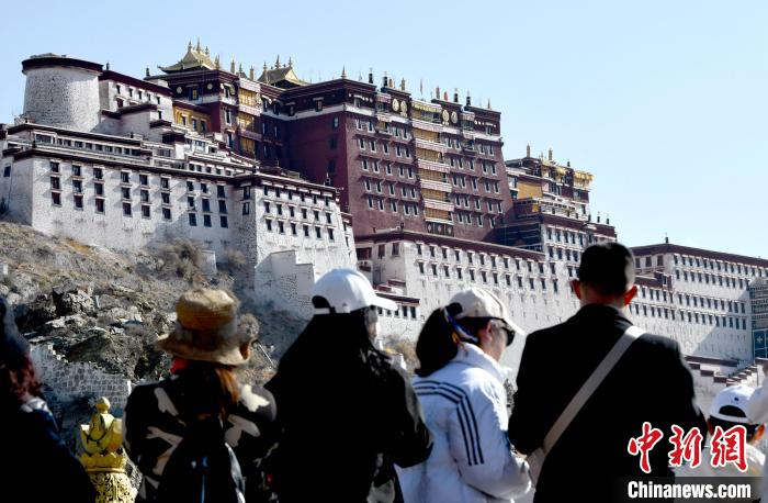 4月17日，游客在拉薩布達(dá)拉宮觀景臺(tái)拍照留念。　李林 攝
