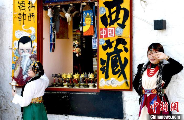 4月17日，游客身著藏式元素服裝在拉薩八廓街拍照留念?！±盍?攝
