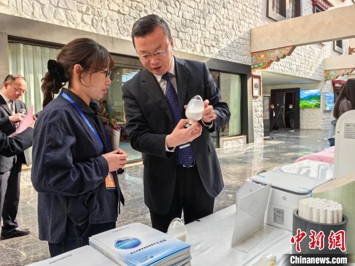 圖為簽約企業(yè)現(xiàn)場推介自己的產(chǎn)品。　趙延 攝