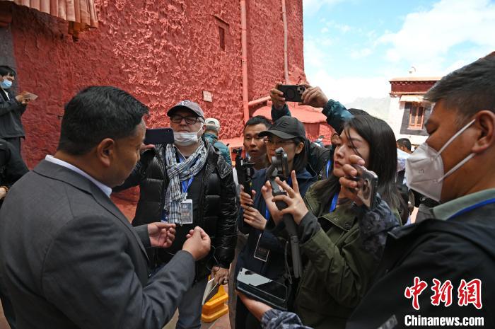 圖為中外媒體采訪布達(dá)拉宮管理處相關(guān)負(fù)責(zé)人?！≮w朗 攝