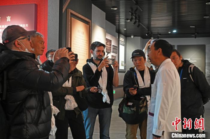 圖為中外媒體采訪西藏自治區(qū)藏醫(yī)院相關(guān)負(fù)責(zé)人。　趙朗 攝