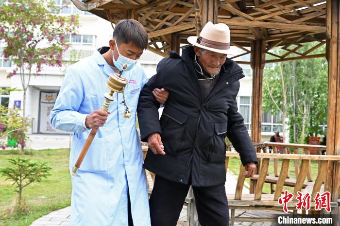 圖為曲松縣特困人員集中供養(yǎng)中心老人索朗歐珠?！≮w朗 攝