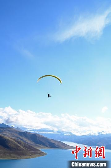 圖為在羊卓雍錯，游客體驗高空滑翔?！≮w朗 攝