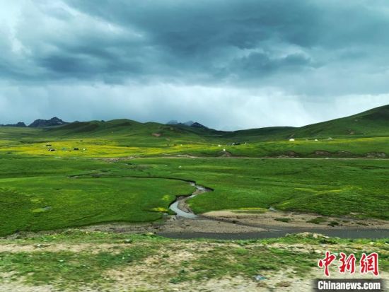 自2005年啟動三江源生態(tài)保護(hù)和建設(shè)工程以來，果洛州共治理黑土灘315.11萬畝，使果洛州生態(tài)環(huán)境15年來得到明顯好轉(zhuǎn)?！O睿 攝