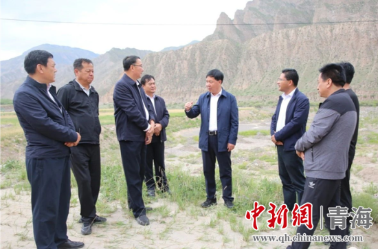 圖為黃南州有關(guān)領(lǐng)導(dǎo)現(xiàn)場踏勘、督導(dǎo)生態(tài)環(huán)保責(zé)任落實情況現(xiàn)場。黃宣攝