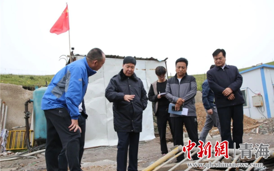 圖為黃南州有關(guān)領(lǐng)導(dǎo)現(xiàn)場(chǎng)踏勘、督導(dǎo)生態(tài)環(huán)保責(zé)任落實(shí)情況現(xiàn)場(chǎng)。黃宣攝