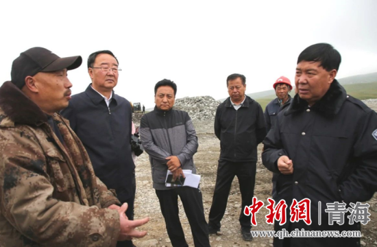 圖為黃南州有關(guān)領(lǐng)導(dǎo)現(xiàn)場(chǎng)踏勘、督導(dǎo)生態(tài)環(huán)保責(zé)任落實(shí)情況現(xiàn)場(chǎng)。黃宣攝