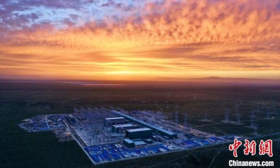 圖為朝霞下的青南換流站?！W(wǎng)青海檢修公司供圖 　　