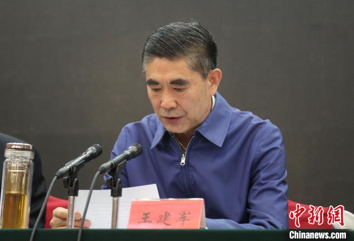 圖為青海省委書記王建軍出席會議并作講話?！?zhí)砀?攝