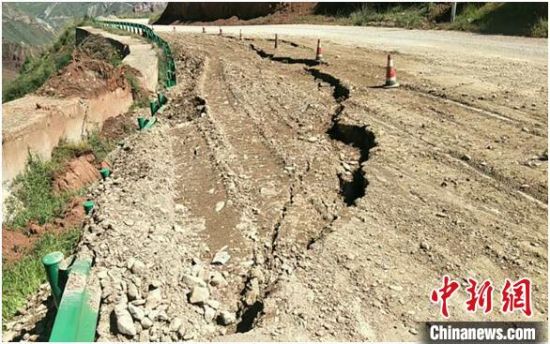 圖為發(fā)生路基下沉滑移險情的路段。果洛公路總段供圖