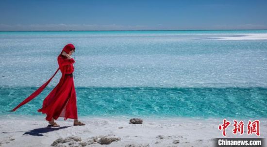 圖為地處柴達(dá)木盆地的東臺(tái)吉乃爾湖?！∧獑⒚鳌z