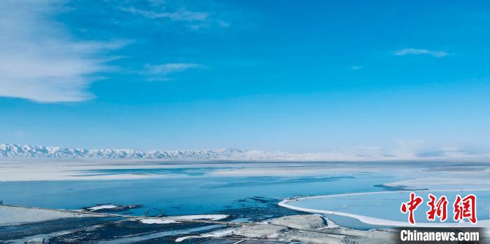 圖為冬季茶卡天空壹號(hào)景區(qū)?！±罱瓕?攝