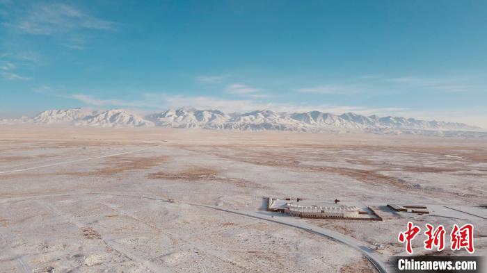 圖為冬季茶卡天空壹號(hào)景區(qū)?！±罱瓕?攝