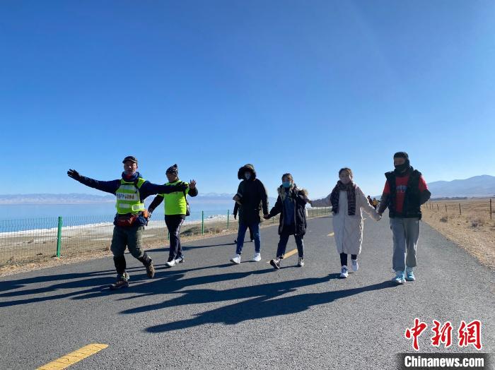 圖為徒步現(xiàn)場?！±罱瓕?攝