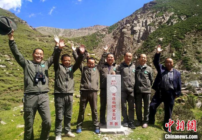 圖為管護(hù)員們難得的一次合影。受訪(fǎng)者供圖