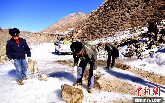 圖為管護員清理山體落石。受訪者供圖