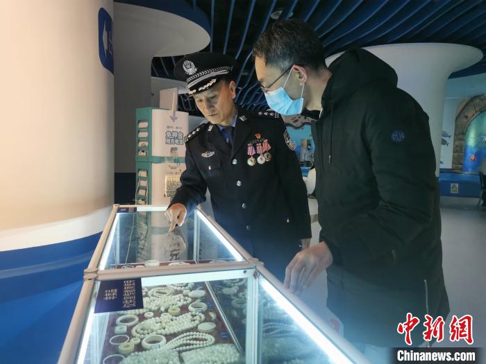 圖為森林警察為游客講解查獲這些象牙制品過(guò)程中發(fā)生的真實(shí)故事?！∥乃碱?攝