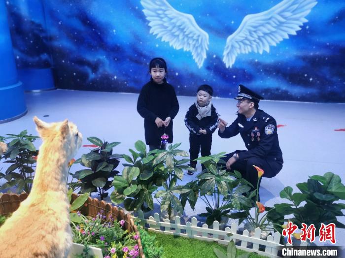 圖為森林警察為小朋友科普野生動(dòng)物保護(hù)知識(shí)。　文思睿 攝