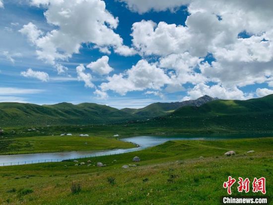 圖為果洛州境內(nèi)的年保玉則。（資料圖）　孫?！z