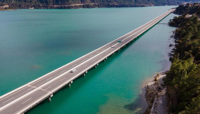 資料圖為西藏拉薩至林芝高等級公路多布湖風光?！〗w波 攝