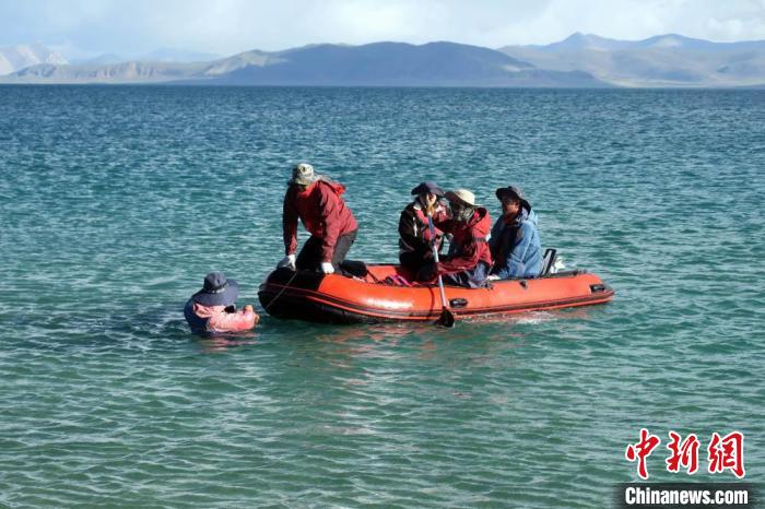 科考隊(duì)員乘充氣快艇考察扎日南木錯(cuò)歸來(lái)?！?lt;a target='_blank' ><p  align=