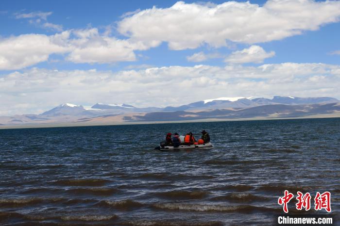 科考隊(duì)員向湖心進(jìn)發(fā)，風(fēng)浪越來(lái)越大?！?lt;a target='_blank' ><p  align=
