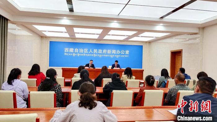 圖為西藏阿里地區(qū)在拉薩召開新聞發(fā)布會，發(fā)布西藏和平解放70年來阿里地區(qū)經(jīng)濟社會發(fā)展成就。　貢桑拉姆 攝