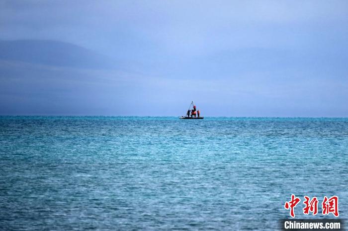 從岸邊營地以長焦鏡頭遠眺，科考隊員在巴木錯作業(yè)?！?lt;a target='_blank' ><p  align=