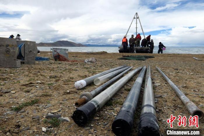 科考隊員從巴木錯采集的科研樣品?！?lt;a target='_blank' ><p  align=