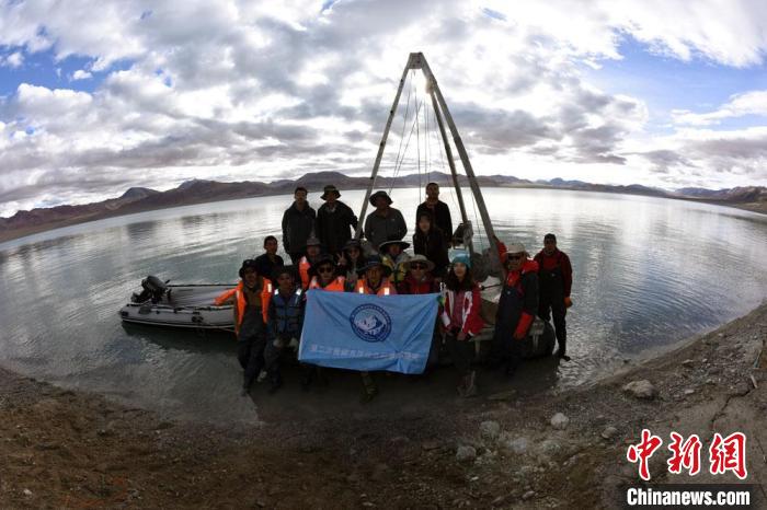 科考隊(duì)員在結(jié)則茶卡湖岸邊合影。　<a target='_blank' ><p  align=