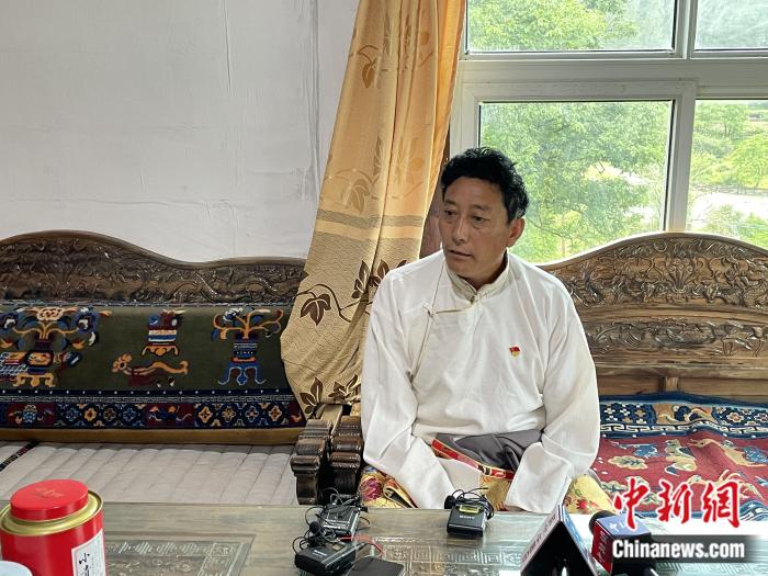 巴卡村黨支部書記、村委會(huì)主任尼瑪次仁。周璟 攝