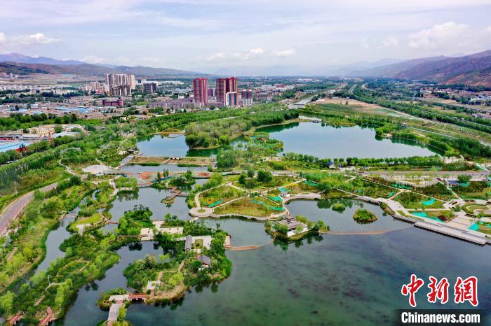 西北城市西寧立生態(tài)文明高地新典范：“一城山水、百園千姿”