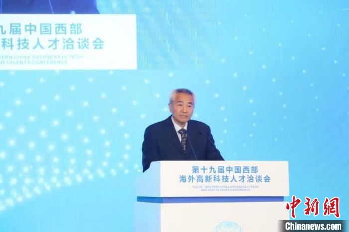 全國政協(xié)副主席、九三學(xué)社中央常務(wù)副主席邵鴻出席論壇并致辭?！∷拇ㄊ∥y(tǒng)戰(zhàn)部供圖