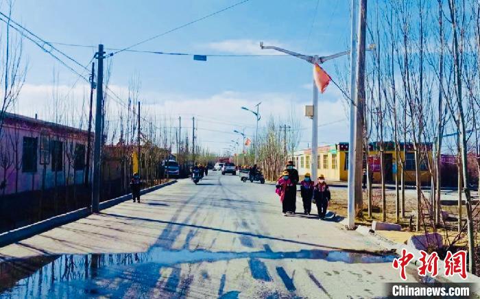 圖為黃河源昆侖社區(qū)馬路的一角?！「駹柲臼形麄鞑?供圖