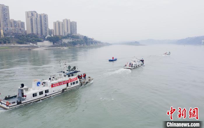 聯(lián)合巡江守護活動現(xiàn)場?！〗部h融媒體中心 攝